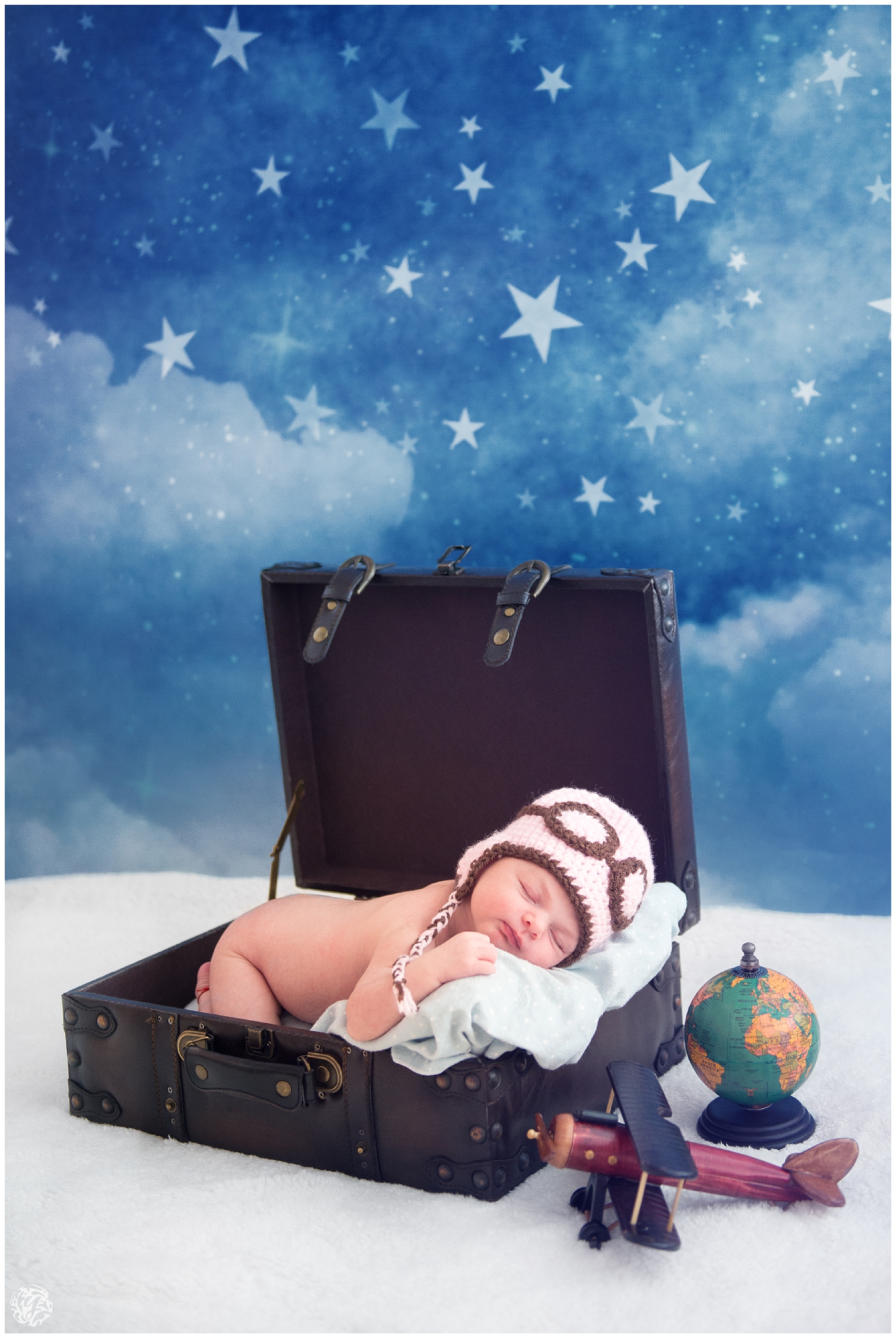 Yana's Photos Newborn Photography - Aviator - Suitcase - Plane - props.jpg